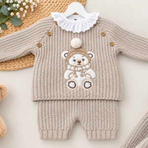 CONJUNTO DE PUNTO DE TRES PIEZAS OSO GLORY BEBE